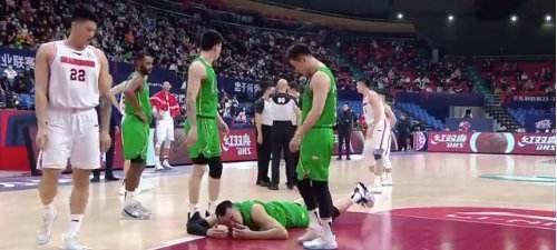 许钟豪|CBA惩罚最大争议,姚明严惩许钟豪,广东男篮4位球员却安然无恙