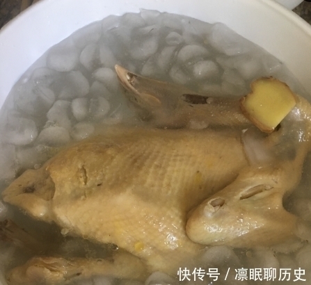 光鸡|做白斩鸡,直接下锅煮就错了,大厨教你一招,保证鲜嫩好吃还入味