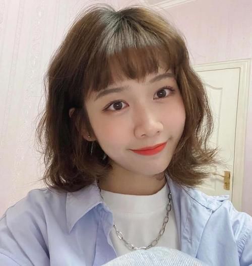 发丝|过了40岁的女人,别烫“大妈卷”,今年流行“波浪短发”,更减龄