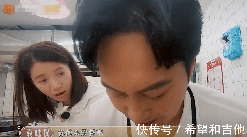 张智霖在厨房摔了一跤,袁咏仪紧张坏了,陈小春在一旁看热闹!