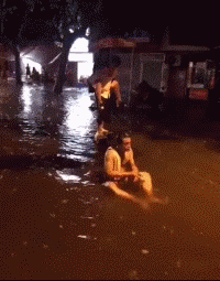 |幽默笑话:酱油和醋打架了,引来了一群围观者