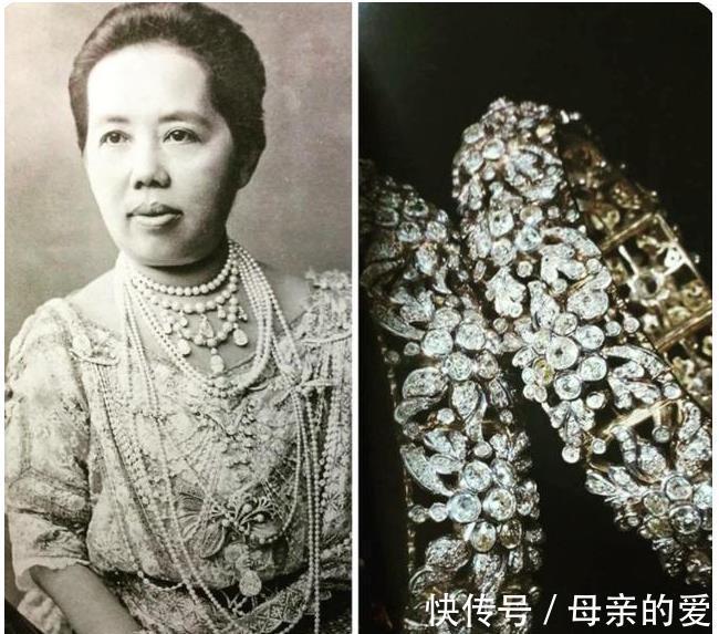 普密蓬!诗丽吉戴两顶头饰都很壕气了,不曾想她手上还有四个镯子,好震撼