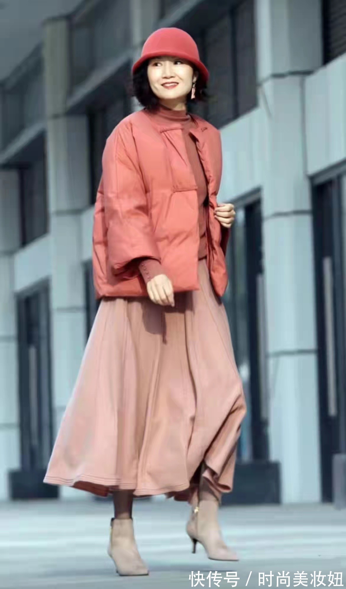 高级感|真正会打扮的女人,羽绒服很少穿黑色,50岁的她教你穿出高级感