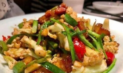  美食优选：腊肉炒花菜，红烧鸡翅，剁椒木耳炒鸡肉，西红柿肉酱烩豆腐