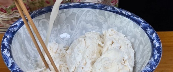 简单的葱油饼做法，当早餐吃很合适，柔软多层喷喷香