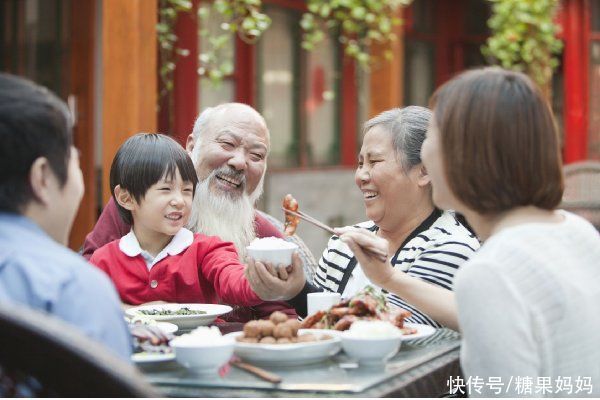 孙子辈儿|“接力式带娃”成育儿新节奏，新现象利弊分明，需要父母做好规避