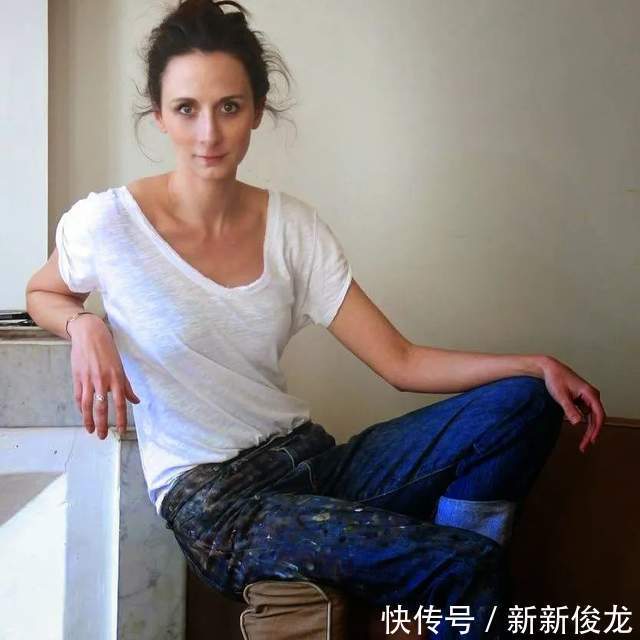 画家@她以生动、动感和现代的笔触,描绘画面