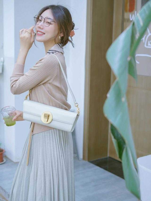 衬衫搭配|梨形身材和微胖女孩的福利,蓝色衬衫搭配白色半身裙,时髦大气