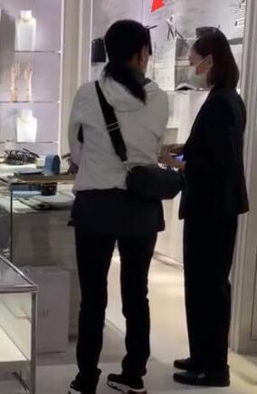 那英带女儿在伦敦买奢侈品,被指嗓门大态度凶,女儿家教严格乖巧