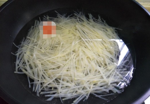 这样吃土豆,清脆爽口,酸辣适中,好吃又过瘾,一盘不够