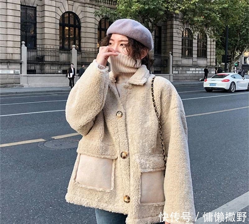 怕冷的女人别再穿羽绒服,如今流行:羊羔绒+萝卜裤