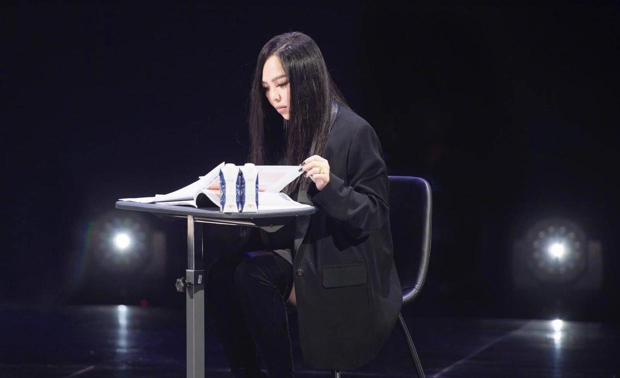 张惠妹真敢穿，大波浪卷发搭配黄色连衣裙凉席，穿出满满高级感