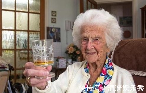 泡泡脚|113岁老人:抽烟喝酒不运动,他说长寿很简单,只需坚持一件事