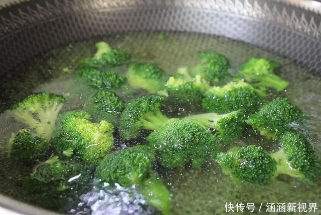 西兰花|早餐别买着吃了，教你在家做蔬菜饼，不加面粉不加油，筋道好吃