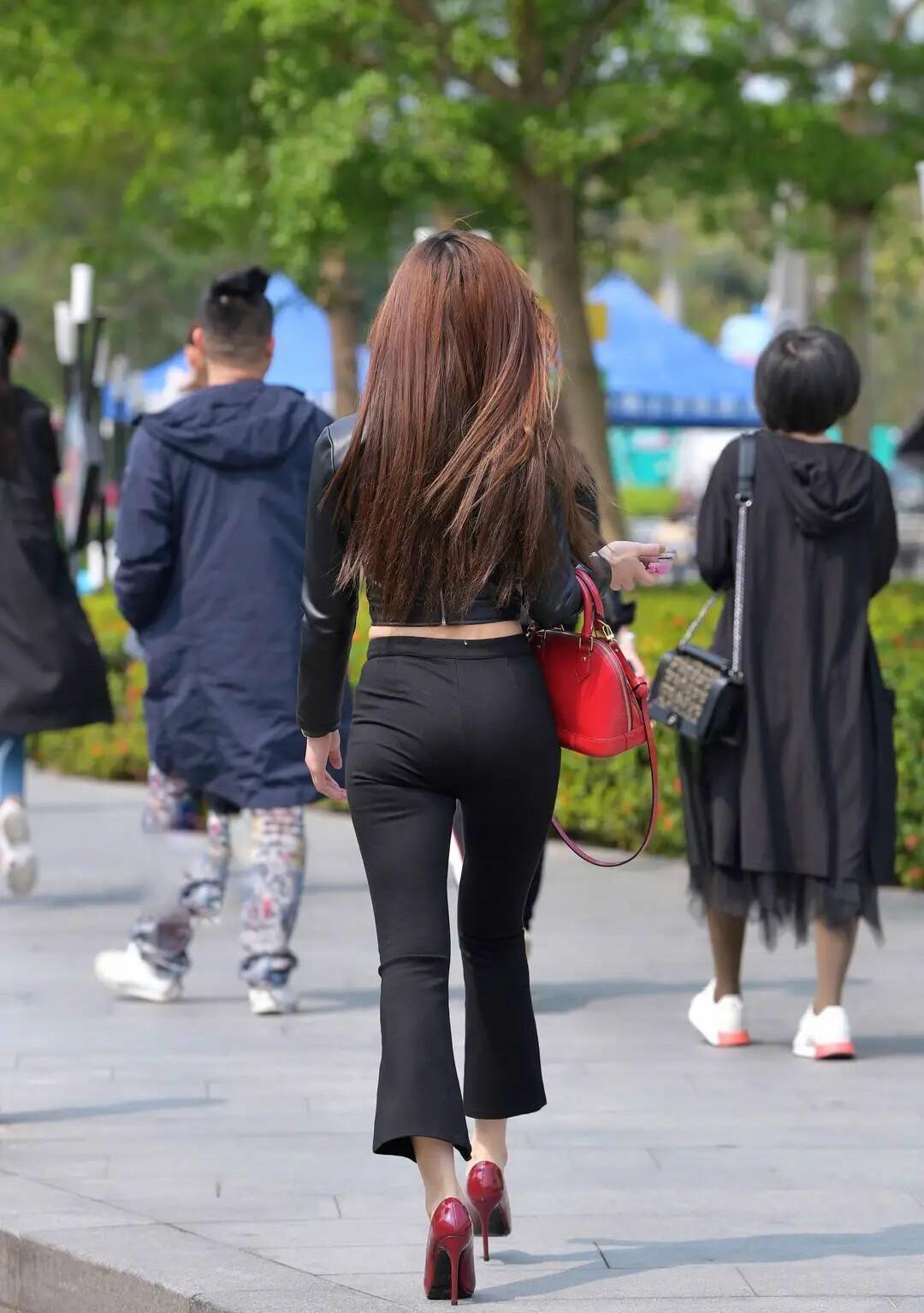优雅|活得优雅的女人,都在尝试“喇叭裤”,这么穿时髦又显瘦