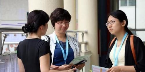 哼唱|幼儿园放学,孩子重复哼唱“一首歌”,妈妈听清歌词后找老师算账