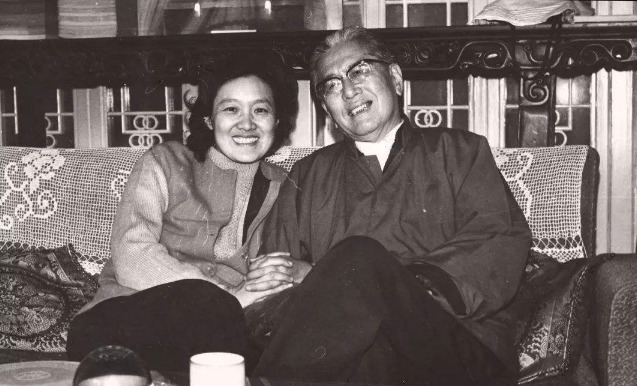 作为我国著名外交官的乔冠华,去世后被迫迁坟四次,其中有何深意