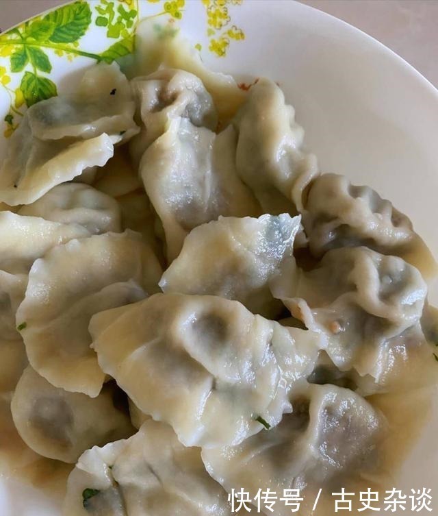 吃饺子|岳云鹏晒午餐，一桌子下酒菜和饺子，获7万多赞，网友真接地气