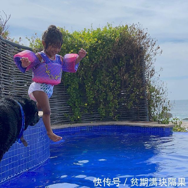 瓦妮莎|科比妻子教小女儿游泳,小姑娘很勇敢,直接跳进水里开心玩乐
