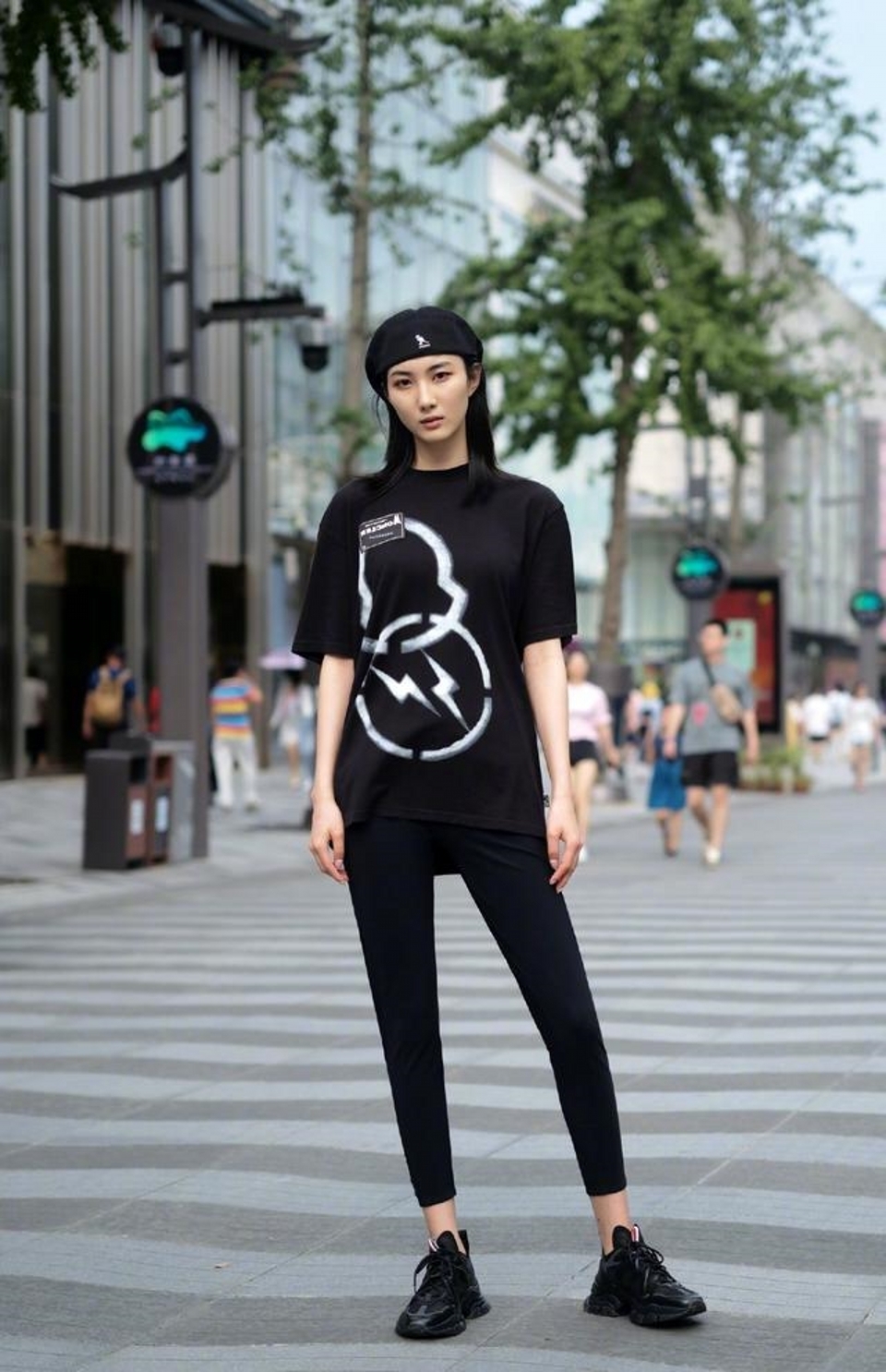 路人街拍,太阳帽T恤衫搭配破洞牛仔裤,利落大气很显身材