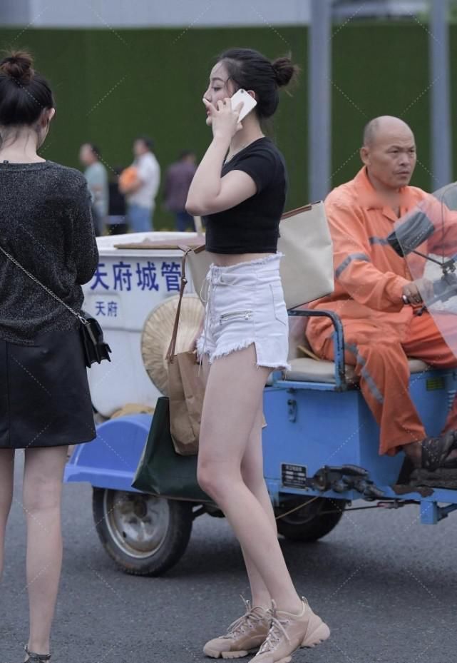 紧身|黑色紧身上衣搭配“朋克风”热裤,运动鞋也能彰显大长腿美的出众
