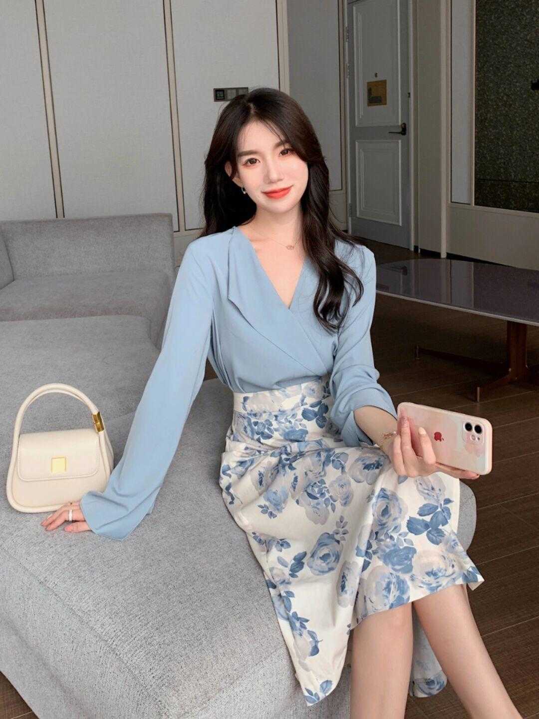 印花|夏季怎么穿搭才高级,衬衫搭配印花半身裙简约大气,漂亮大方