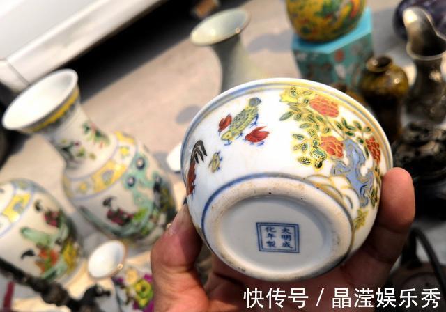 古玩摊主#“鸡缸杯”拍卖2.8亿元后,大爷150元“捡漏”仨,古玩摊主却笑了
