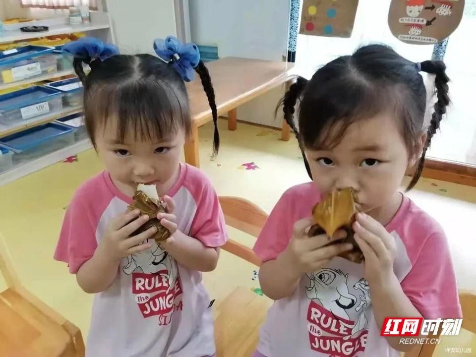 孩子们|常德：幼儿园萌娃学包粽子，最后吃进嘴的样子太可爱