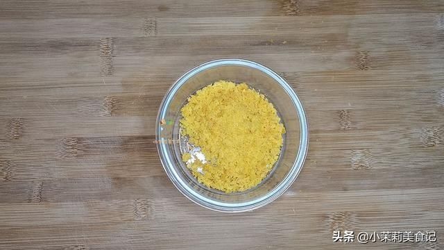 蒸茄子时,万万不可直接蒸,多加一步,茄子雪白不黑,鲜嫩有食欲