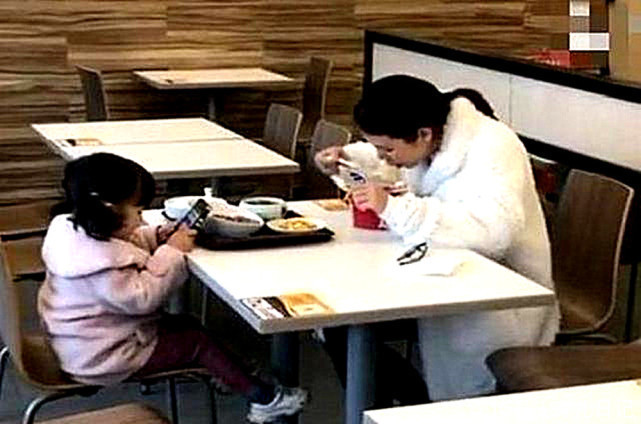 照片|宝妈带娃吃饭的照片惹争议,育儿日记:别把你的爱,变成“砒霜”