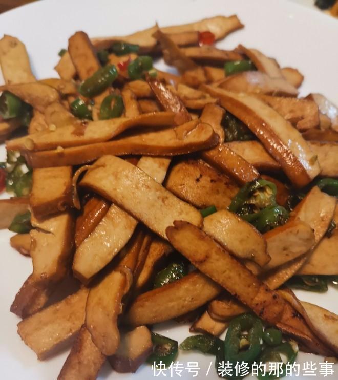 比肉好吃的下饭菜，辣炒香干，简单美味下饭，今晚米饭不够吃