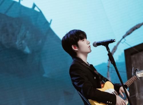 按摩|張顏齊給鄧紫棋按摩,卻把手放在她“衣服下”,網(wǎng)友:真不怕被罵