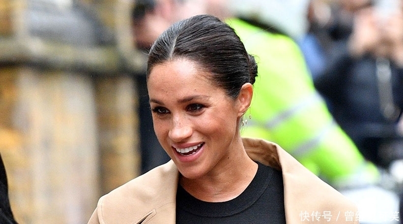 梅根王妃挺“孕妇肚”又穿黑色连衣裙!搭卡其色风衣,时髦又洋气