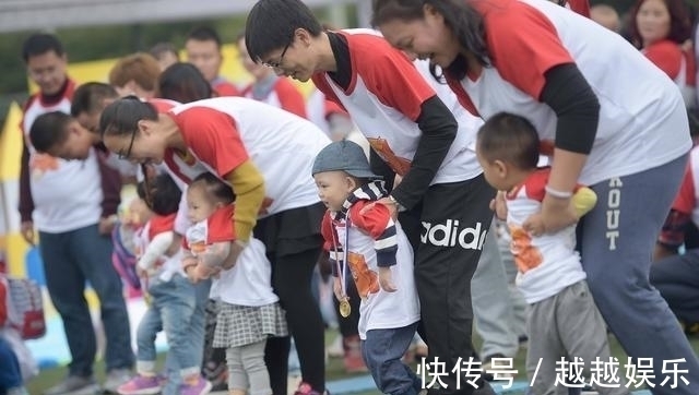 父亲|“谁有吃的,能给孩子吃点吗?”父亲无助的声音,让乘客坐不住了