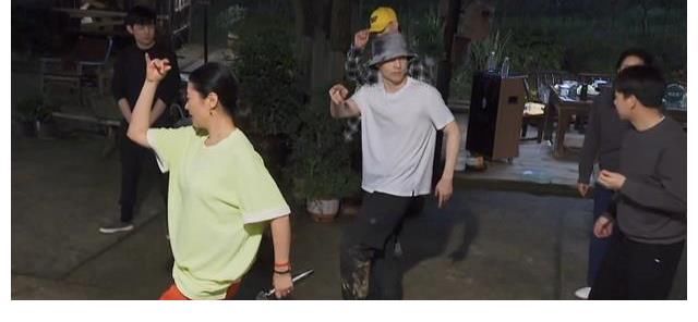 向往的生活|从“霸凌”年轻艺人,到被赞如“喜剧人”,那英终于上对综艺