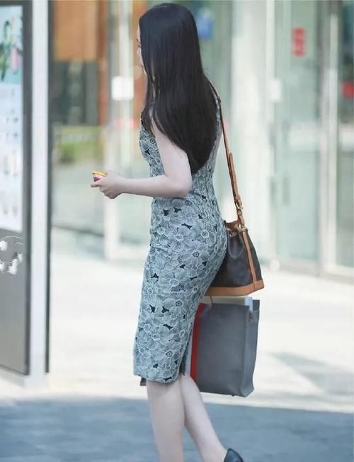 小姐姐牛仔裤搭配简单的短袖,衬托出温婉甜美气质