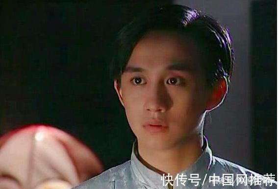 |49岁黄磊参加活动面对镜头做出搞笑鬼脸，剃寸头更显年轻