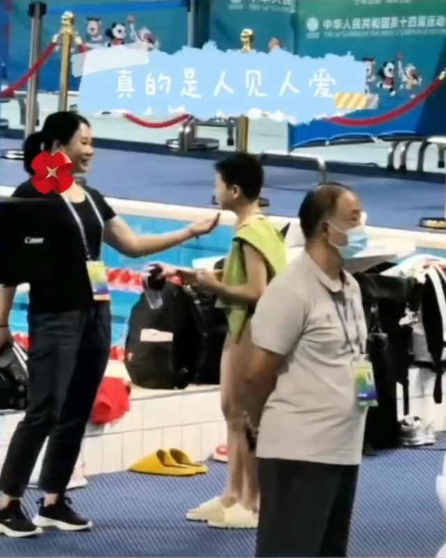 跳水|全紅嬋賽前訓練搶鏡!隨便一跳就是零水花?紅姐的表現讓記者佩服