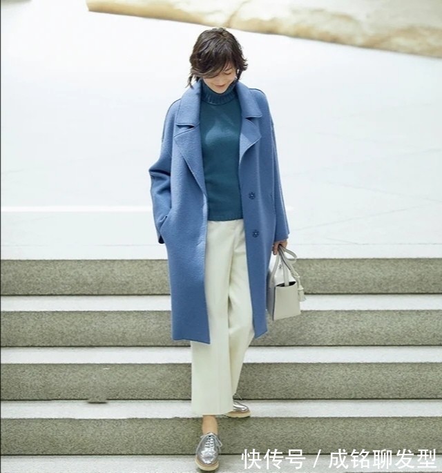 大衣|建议四五十岁的女人试试蓝色大衣!裤子、裙子随便搭,减龄又高级