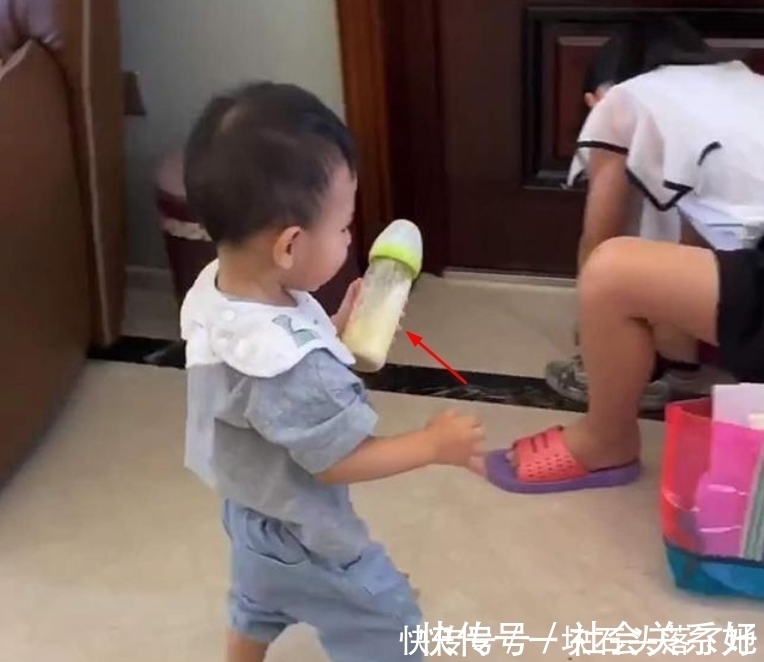 小弟弟|小弟弟“整蛊”姐姐，将矿泉水“调包”成奶瓶，网友：手法娴熟
