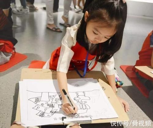 作业|幼儿园老师留下作业,让孩子画妈妈,收上来后第一张就忍不住笑喷