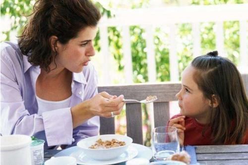 辅食|宝宝到了1岁就能吃大人饭?如果没达到3个标准,建议家长再等等