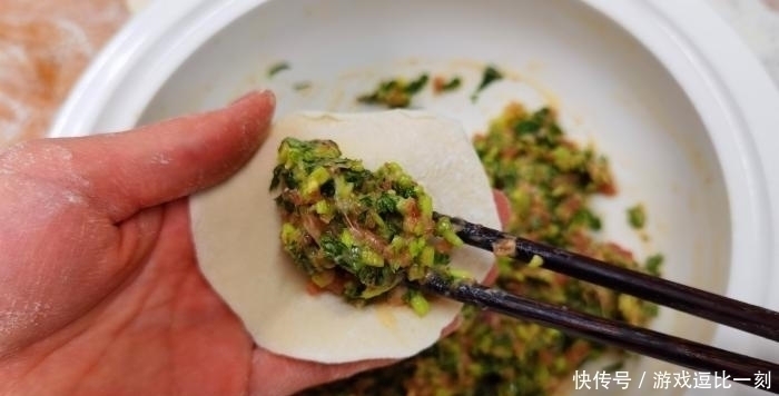搅拌均匀|三伏天吃饺子,韭菜靠边站,用此菜做馅,鲜嫩多汁营养好,太鲜了