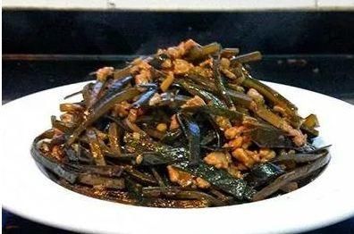 将清理好的猪头肉切成大小均匀的块，营养美味，大肠蘸酱吃，学会做给家人尝尝吧