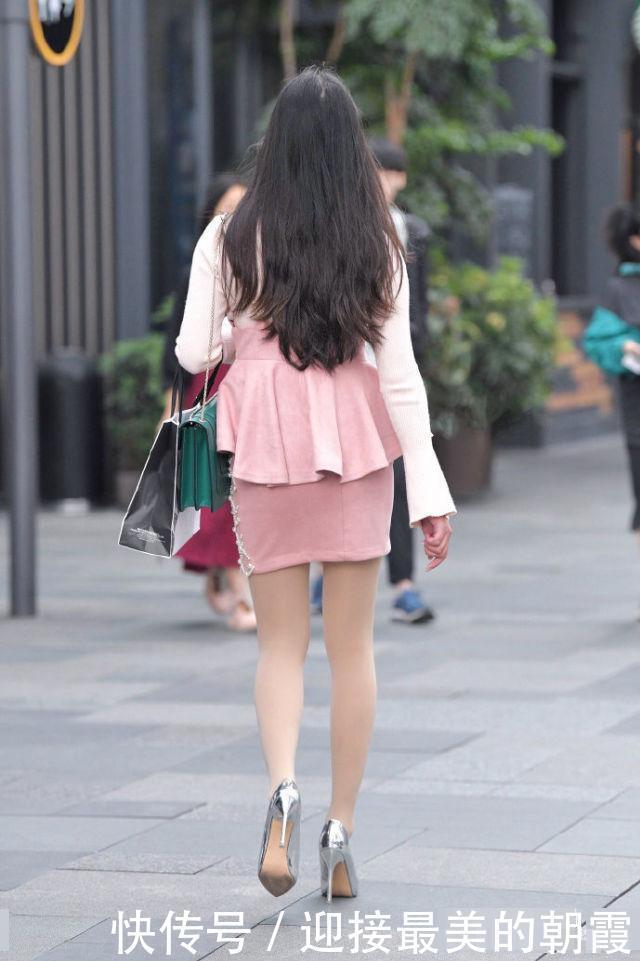 拼接款吊带短裙内搭一件长袖针织衫,整个造型显得优雅又时髦