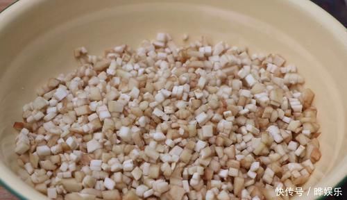 针叶松|茄子最过瘾的吃法,不油炸不用炒,加2斤面粉,一顿3个茄子不够吃