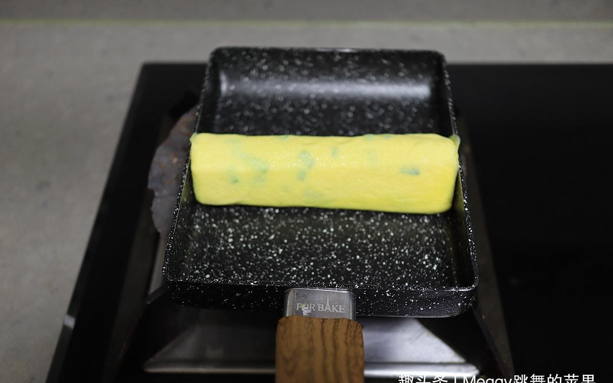 厨艺|鸡蛋的别致吃法,4个蛋摊7张蛋皮卷成筒,香嫩多汁特别显厨艺