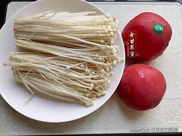 金针菇|天气太热，开胃下饭菜受欢迎，有番茄有菌菇，加酱汁烧一烧，赞