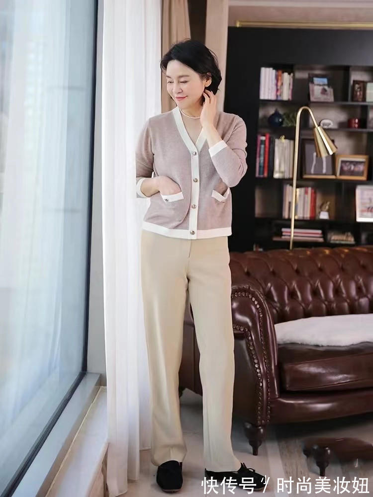 女人 上了50岁的女人,针织衫别再配碎花裙,配长裤更显气质又高级