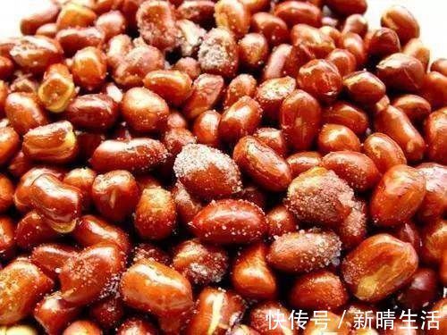 炸花生米,出锅直接撒盐是绝对的错误,多加1步,酥脆不返潮,香